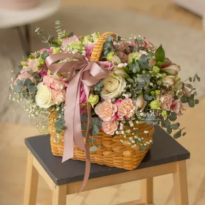 с днем рождения! красивые розовые цветы эустомы в плетеной корзине на  деревянном столе Стоковое Изображение - изображение насчитывающей  приветствие, предмет: 221551393