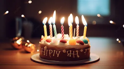 торт с днем рождения со свечами на фоне гирлянд Стоковое Изображение -  изображение насчитывающей свечки, еда: 220127081