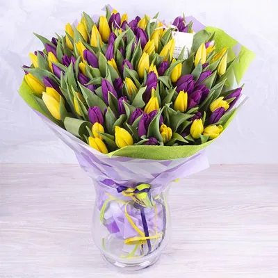 Букет Яркий день» с ирисами и тюльпанами - купить в Саратове за 4 300 руб