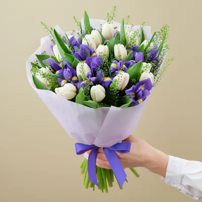 Синие ирисы с желтыми тюльпанами в коробке - 101 шт за 19 490 руб. |  Бесплатная доставка цветов по Москве