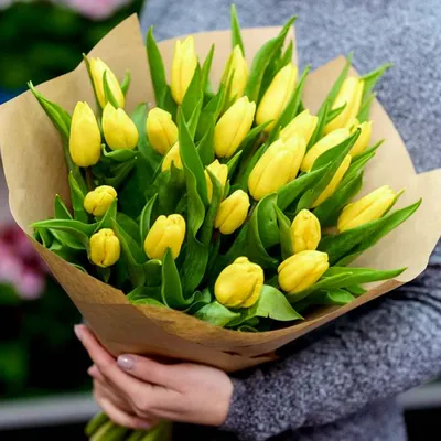 красивые поздравительные открытки с днем рождения желтые тюльпаны цветы и  подарочная коробка с лентой. Стоковое Фото - изображение насчитывающей  цветки, праздненство: 218685412