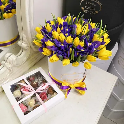 Купить Букет ирисы и желтые тюльпаны «Ансамбль» в Москве недорого с  доставкой