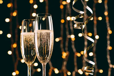 Картинка с бокалами шампанского и салютом на День рождения | Шампанское на  день рождения, Мужские дни рождения, С днем рождения