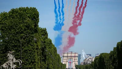 Забавная неразбериха на фоне величественного парада: как в Париже отмечают  День взятия Бастилии — Мир
