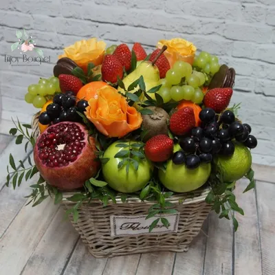 Подарочная корзина с фруктами и цветами \"Тропик\" купить в Краснодаре  недорого - доставка 24 часа