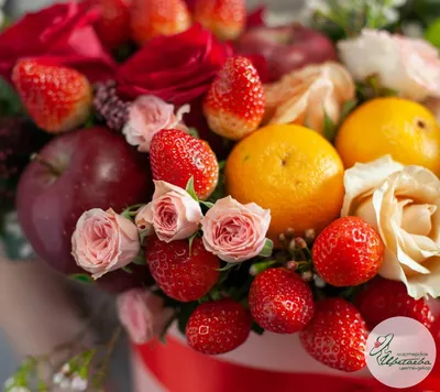 Подарочная корзина с фруктами и цветами купить в Краснодаре недорого -  доставка 24 часа