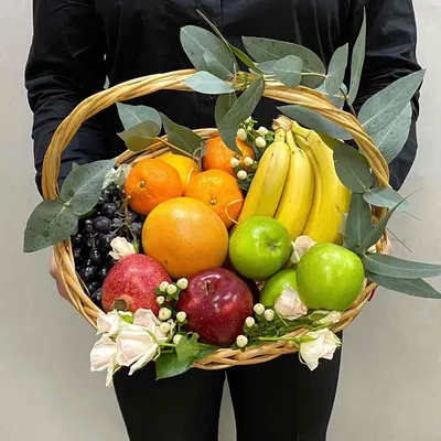 Большая корзина с фруктами и цветами – купить с доставкой в Москве