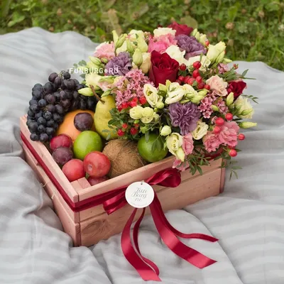 Купить подарочный ящик с фруктами и цветами №1 с доставкой по Екатеринбургу  - интернет-магазин «Funburg.ru»