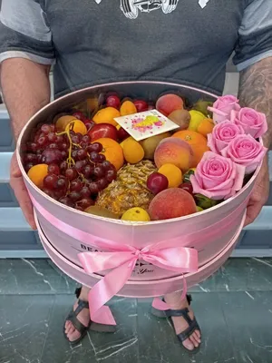 Экзотические фрукты, ягоды и цветы в корзине купить в СПБ с доставкой  недорого