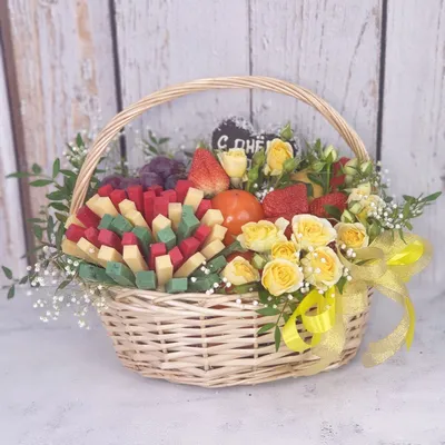 Корзина фруктов, коробка с фруктами и цветами, 45 см Москва купить с  доставкой-цена от 10000 руб, фото магазина-rubukety.ru