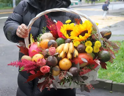 Ящик с фруктами и цветами купить с доставкой по Томску: цена, фото, отзывы.