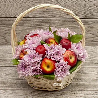 Корзина с фруктами и цветами, артикул F1207676 - 5800 рублей, доставка по  городу. Flawery - доставка цветов в