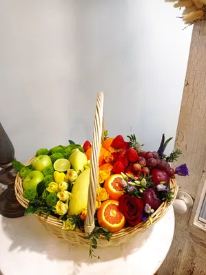 Купить букет из цветов и фруктов в крафте в Красноярске