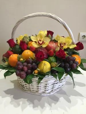 Коробка с цветами и фруктами | Студия доставки цветов Азалия - Барнаул