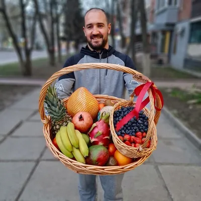 Корзина с фруктами «Праздничная» купить по цене 4 980 руб. с доставкой в  Краснодаре