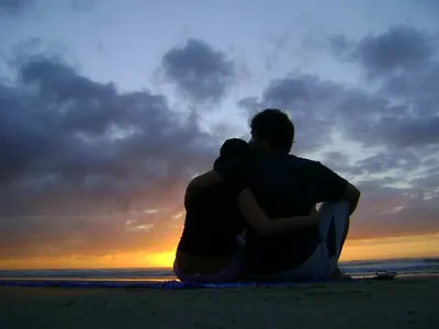 Красивая пара в влюбленности имея большие время и обнимать Стоковое Фото -  изображение насчитывающей счастье, потеха: 89201100