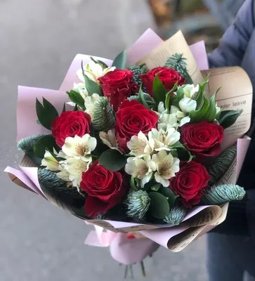 Купить Сборный букет с красными розами в упаковке R301 в Москве, цена 3 590  руб.