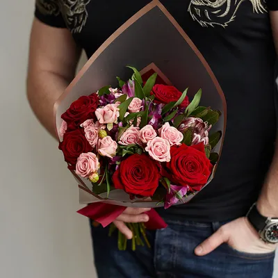 Коробка с красными розами — Купить букет с доставкой по Москве