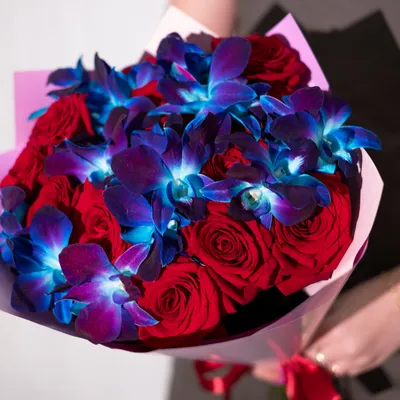 Сборный букет с красными розами и зеленью в Москве от компании \"Цветы оптом\"