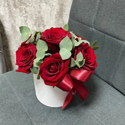 Купить Букет с красными розами и эвкалиптом с доставкой по Томску: цена,  фото, отзывы.