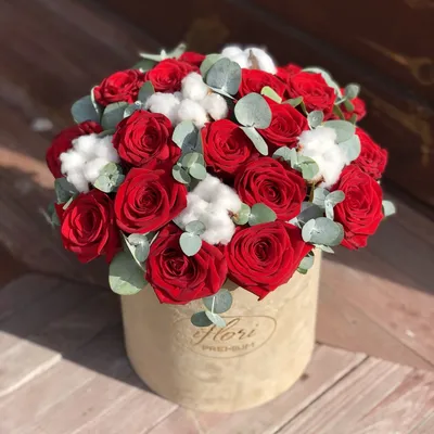 Коробка с цветами из 25 роз «Розы кения с красными кустовыми розами»,  артикул: 333027531, с доставкой в город Москва (внутри МКАД)