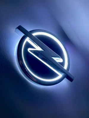 Металлический логотип Opel на автомобиле Opel – Стоковое редакционное фото  © wjarek #165328290