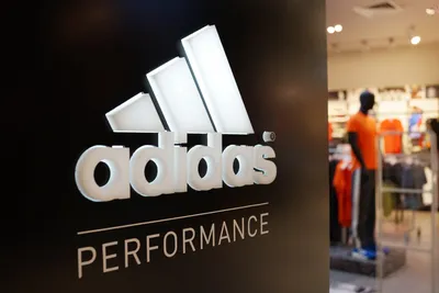 Улица Вывески Доска С Надписью Adidas И Логотипом В Вечернее Время.  Помутнение Делового Района Небоскребы Фон. Editorial 3D-рендеринга  Фотография, картинки, изображения и сток-фотография без роялти. Image  71614675