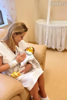 Мила Йовович показала фото новорожденной дочери Дашиэль