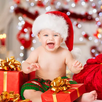 Дети ждут чудо в Новый год. С новым годом! Счастливого Рождества!  Новогодняя елка с рождественскими игрушками. Брат с сестрой наряжают елку.  фотография Stock | Adobe Stock