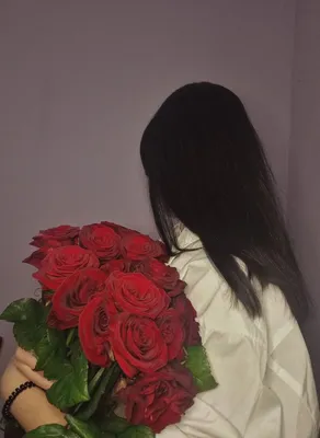 Девушка с цветами. | Розовые приглашения, Красные розы, Чёрные девушки