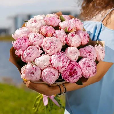 Как красиво подарить букет цветов понравившейся девушке?