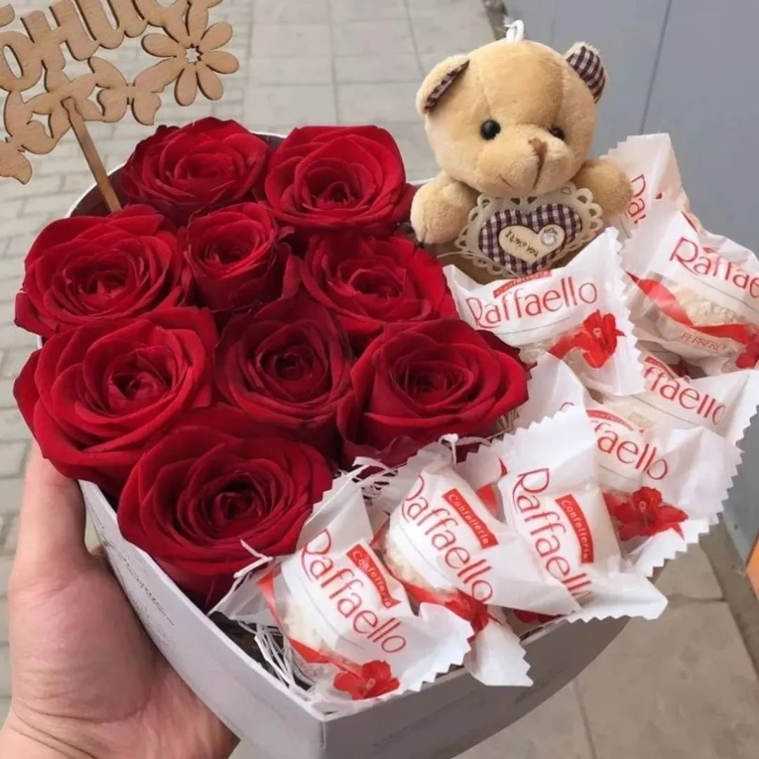 Красивый подарок с цветами в руках