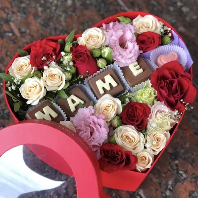 Сердце с цветами и шоколадными буквами с бесплатной доставкой по  Екатеринбургу | ПроБукеты