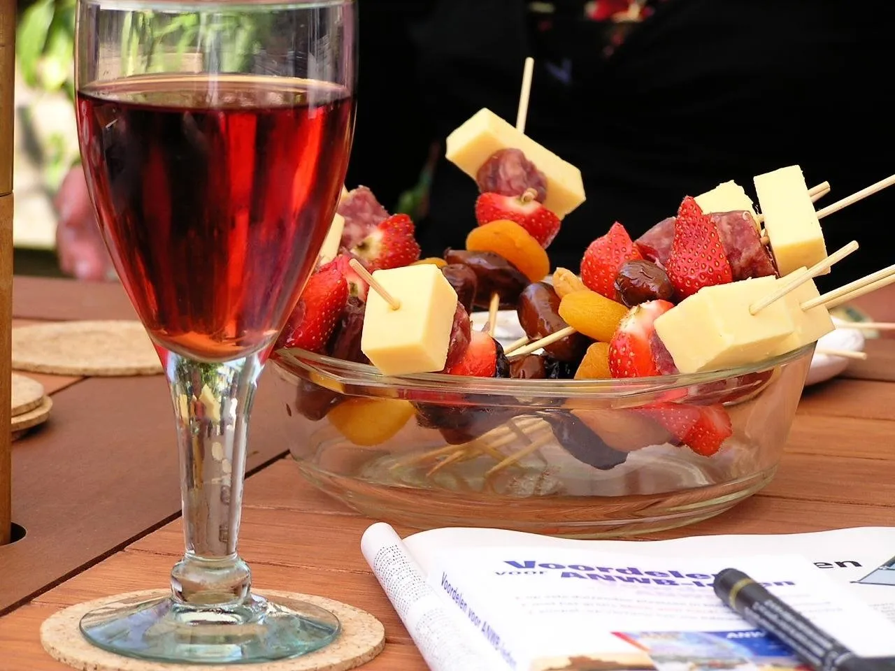 Вино полусладкое фруктовый. Вино и фрукты на столе. Шампанское и фрукты. Стол с шампанским и фруктами. Фрукты к красному вину.