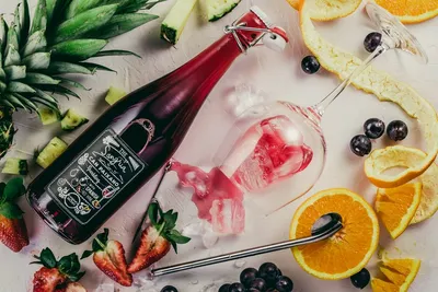 Состав с вином и фруктами на фоне ремесел Стоковое Фото - изображение  насчитывающей концепция, штопор: 194059840