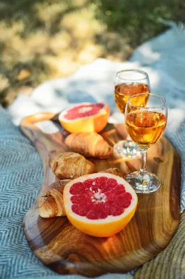 Во время летних каникул поднос с красным вином и фруктами днем ставят в  бассейн Фон И картинка для бесплатной загрузки - Pngtree