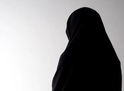 Девушка в хиджабе и закрытым лицом…» — создано в Шедевруме