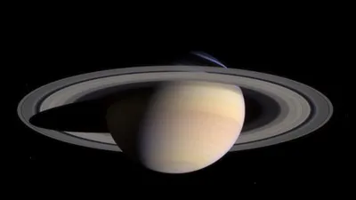 Спутник и Сатурн: снимки зонда Cassini — РБК