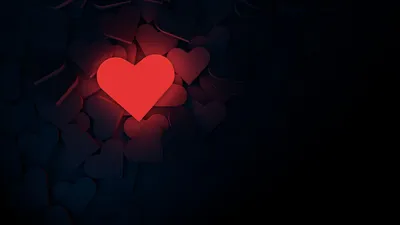 Две красные деревянные сердечки на черном фоне | Премиум Фото