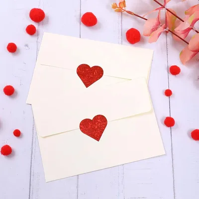 Подарочная коробка на День святого Валентина, конверт и красные сердечки на  деревянном фоне :: Стоковая фотография :: Pixel-Shot Studio