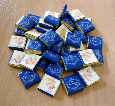 коробка шоколада в обертке из золотистой фольги. Стоковое Фото -  изображение насчитывающей закуски, бумага: 216115878