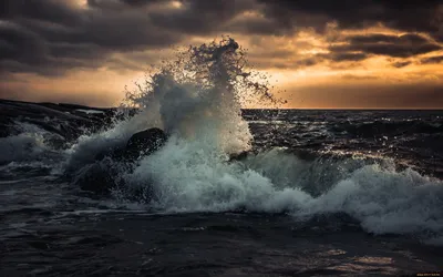 штормовое море разбивает большие волны, картинка большие волны, вода, волна  фон картинки и Фото для бесплатной загрузки