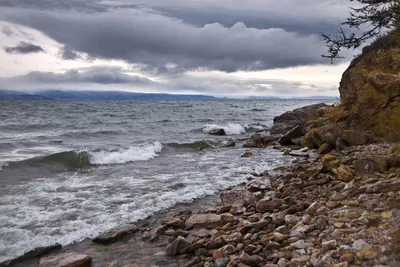 Молодая Женщина На Пляже Штормового Моря В Дождливый День — стоковые  фотографии и другие картинки Тайфун - iStock