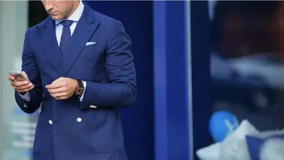 Королевский синий цвет в мужской одежде: как правильно сочетать?