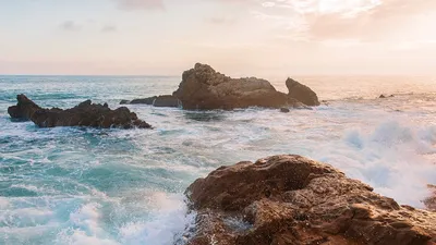 Обои море, скалы, волны, вода, побережье картинки на рабочий стол, фото  скачать бесплатно
