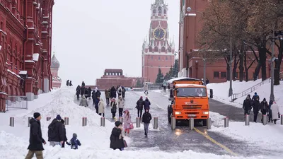 Сильный снегопад в Одинцово: сугробы на тротуарах, дороги в снегу,  транспорт стоит в пробках