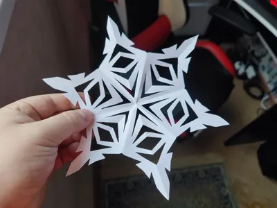 Как вырезать снежинки из бумаги - Горящая изба
