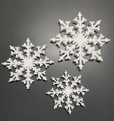 Невероятные кружевные снежинки падают …» — создано в Шедевруме