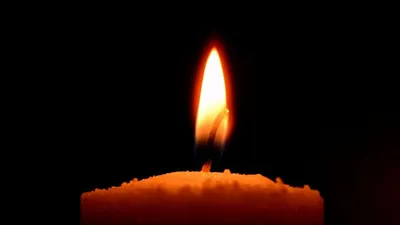 концепция памяти и соболезнования. свеча и красная роза на черном фоне  Стоковое Изображение - изображение насчитывающей христианство, печаль:  219884089