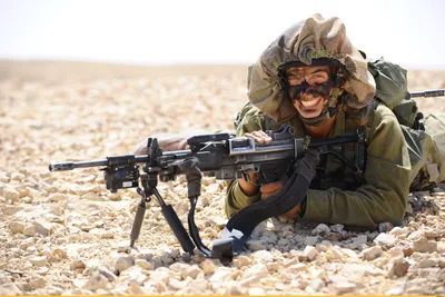 Смешной солдат с мультфильмом оружия Иллюстрация штока - иллюстрации  насчитывающей малыши, цветасто: 152598623